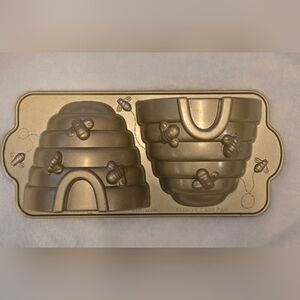 Nordic Ware USA 3D Beehive Cake Mold Pan, 10 Cup Cast Aluminum, with Honeybees!